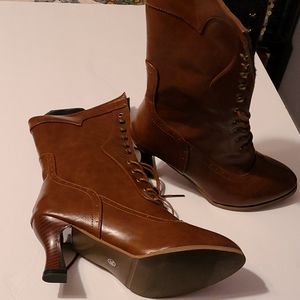 Victorian Brown lace up boots with 39 fits 8